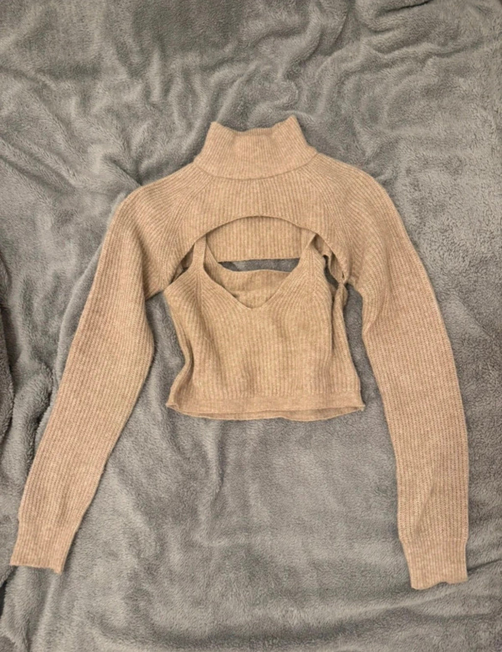 Бежов плетен комплект Urban Outfitters с cut-out дизайн