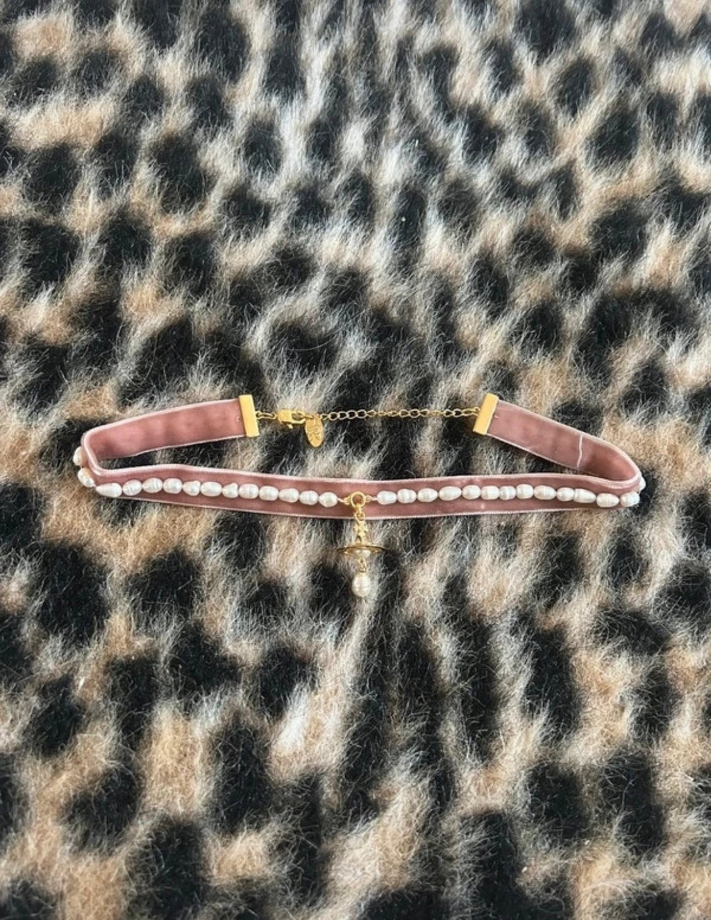 Vivienne Westwood Aleksa Velvet Choker – дизайнерско колие с перли и Orb висулка