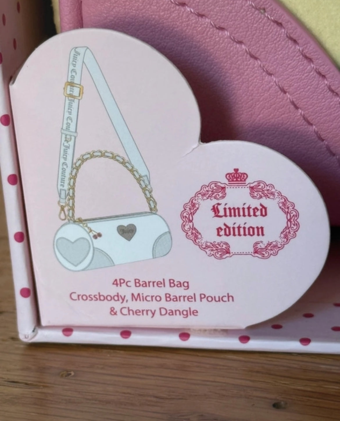 Лимитиран комплект Juicy Couture с емблематична barrel bag, мини pouch, crossbody презрамка и черешов charm