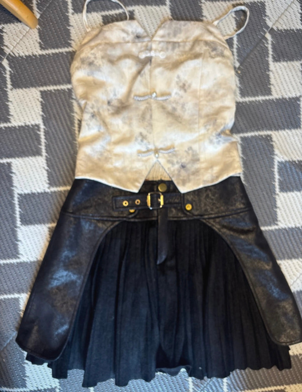 CAYNU Faux Leather & Pleated пола