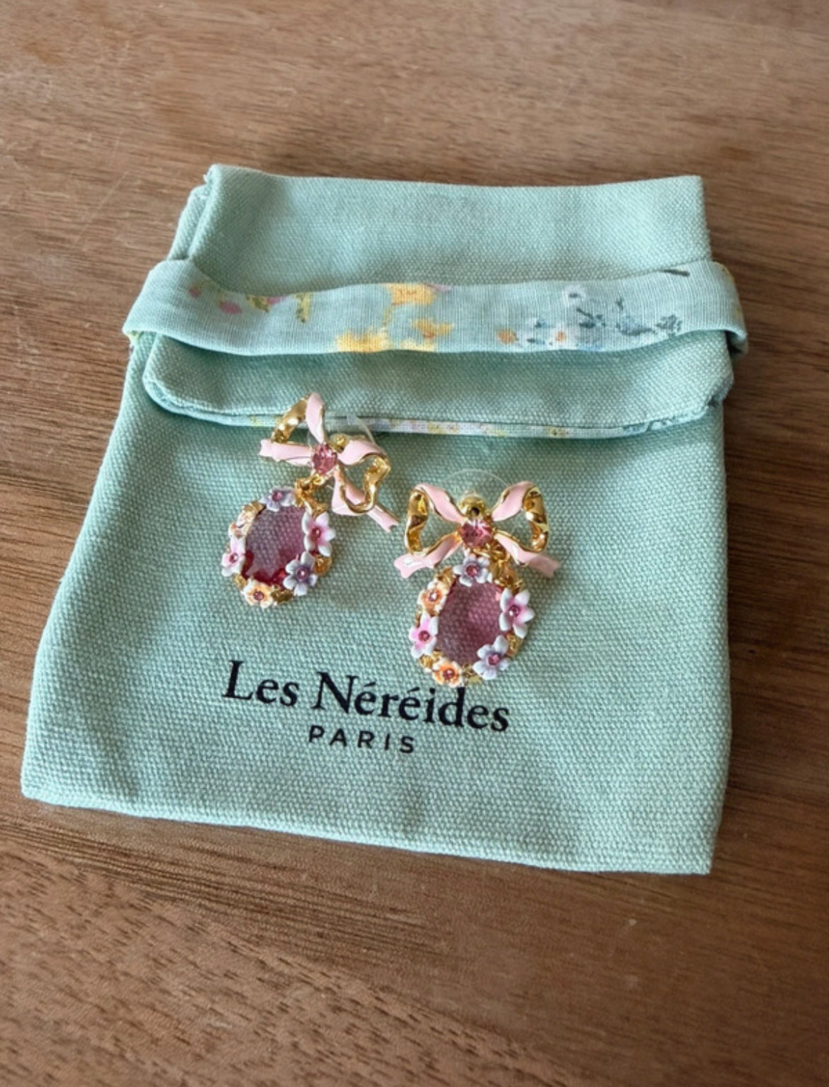 Обици Les Néréides Paris с ръчно рисуван емайл