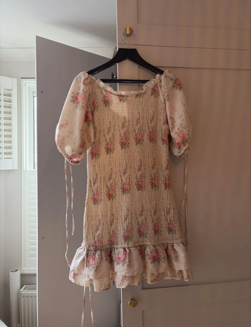 100% копринена рокля LoveShackFancy с флорален принт - Sunday West Boutique