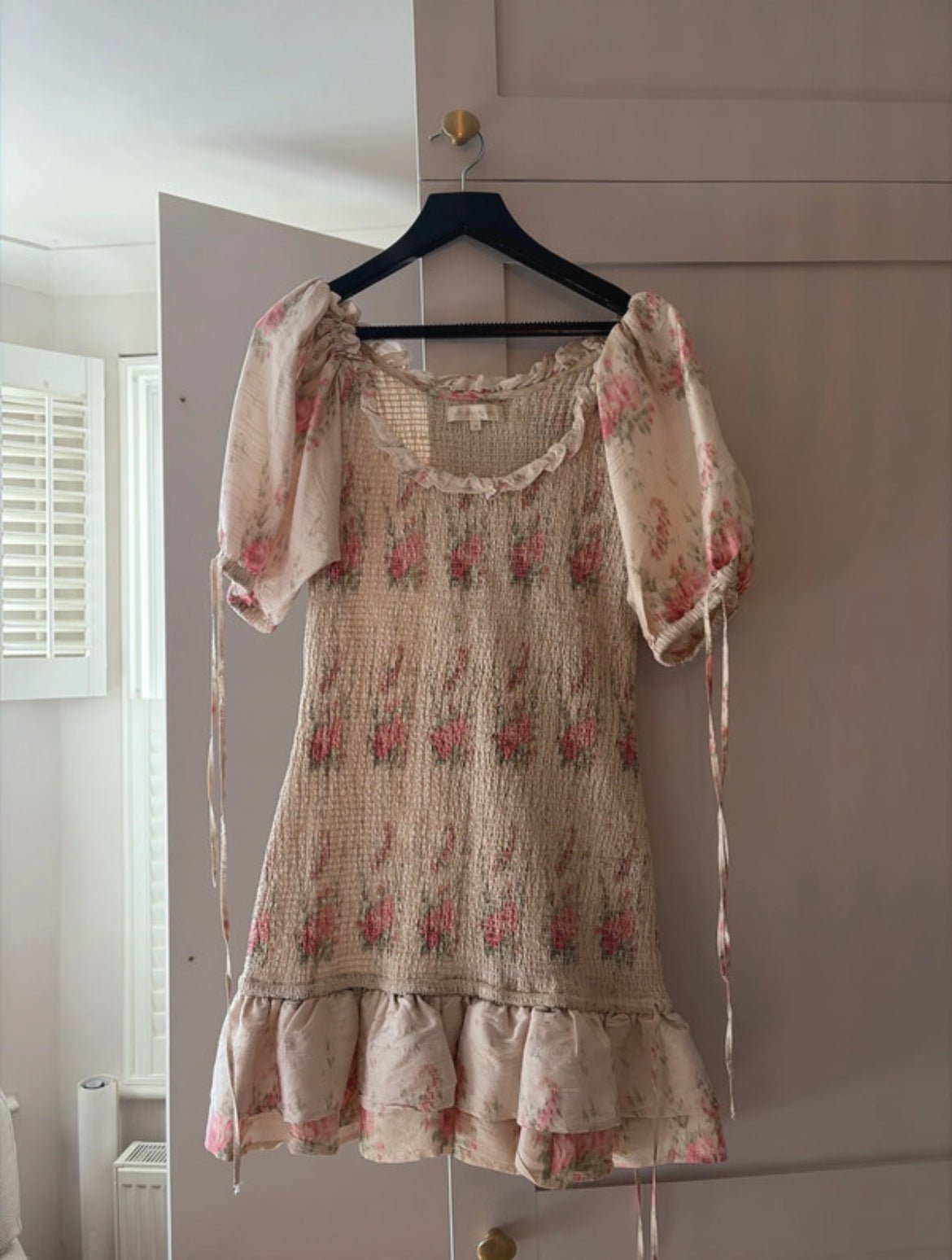100% копринена рокля LoveShackFancy с флорален принт - Sunday West Boutique