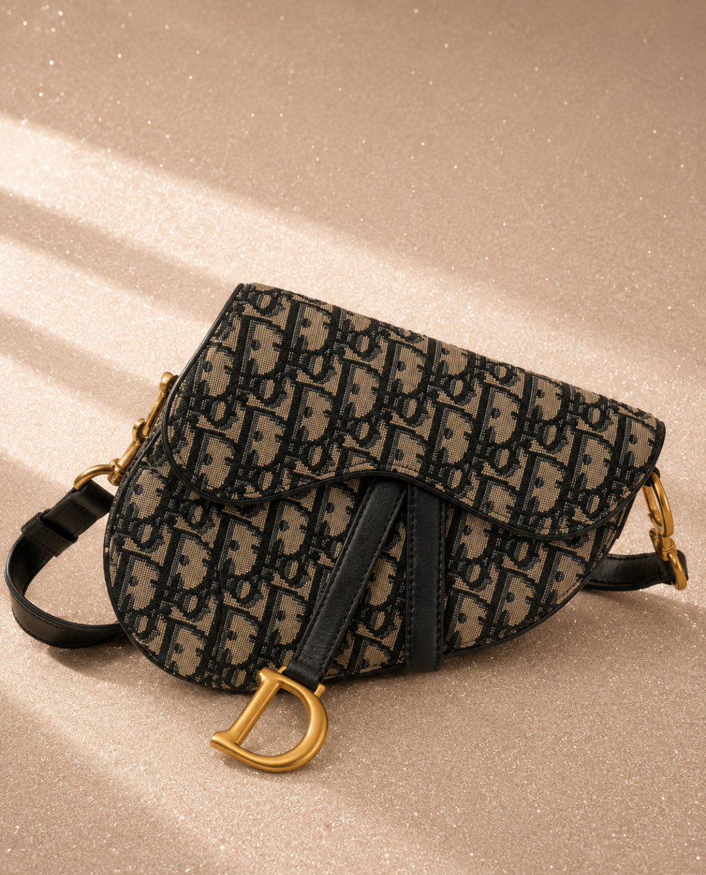 Dior Saddle чанта в емблематичния Blue Dior Oblique Jacquard
