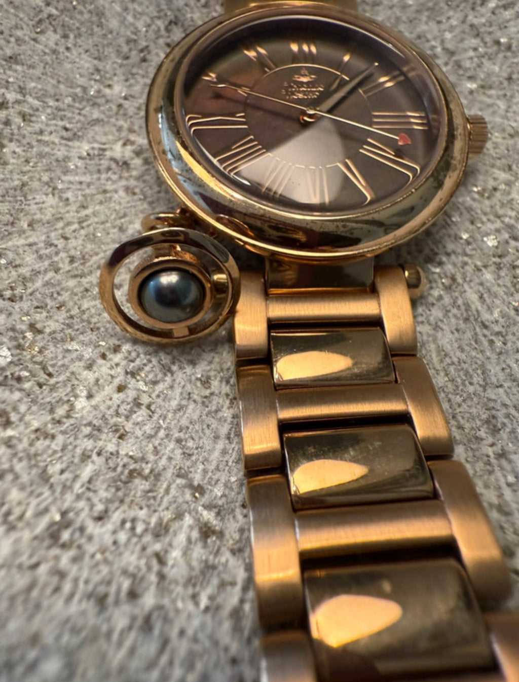 Vivienne Westwood Mother Orb часовник в rose-gold нюанс