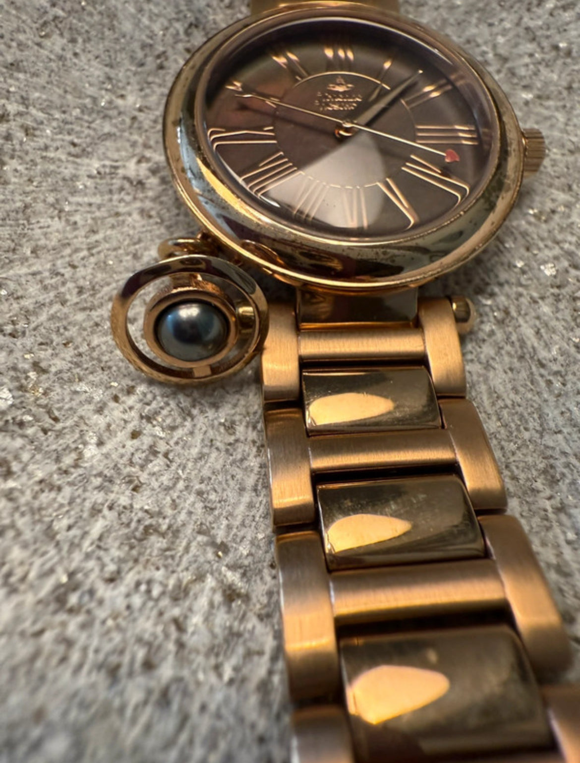 Vivienne Westwood Mother Orb часовник в rose-gold нюанс
