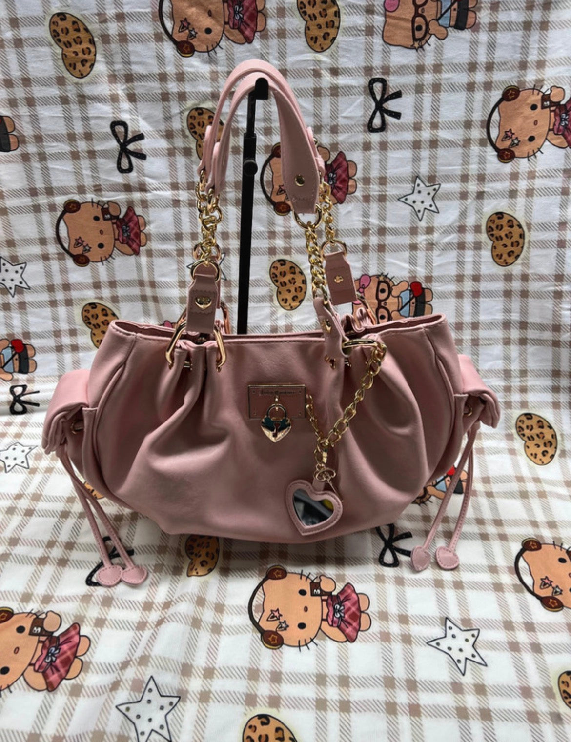 Juicy Couture Y2K розова чанта със златисти сърца и висулка