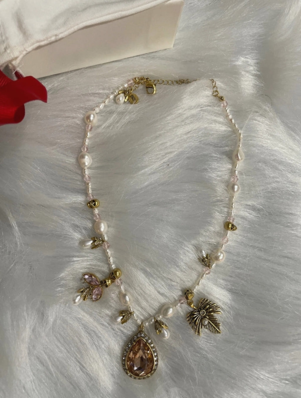 Колие Alexander McQueen с естествени перли и кристален медальон