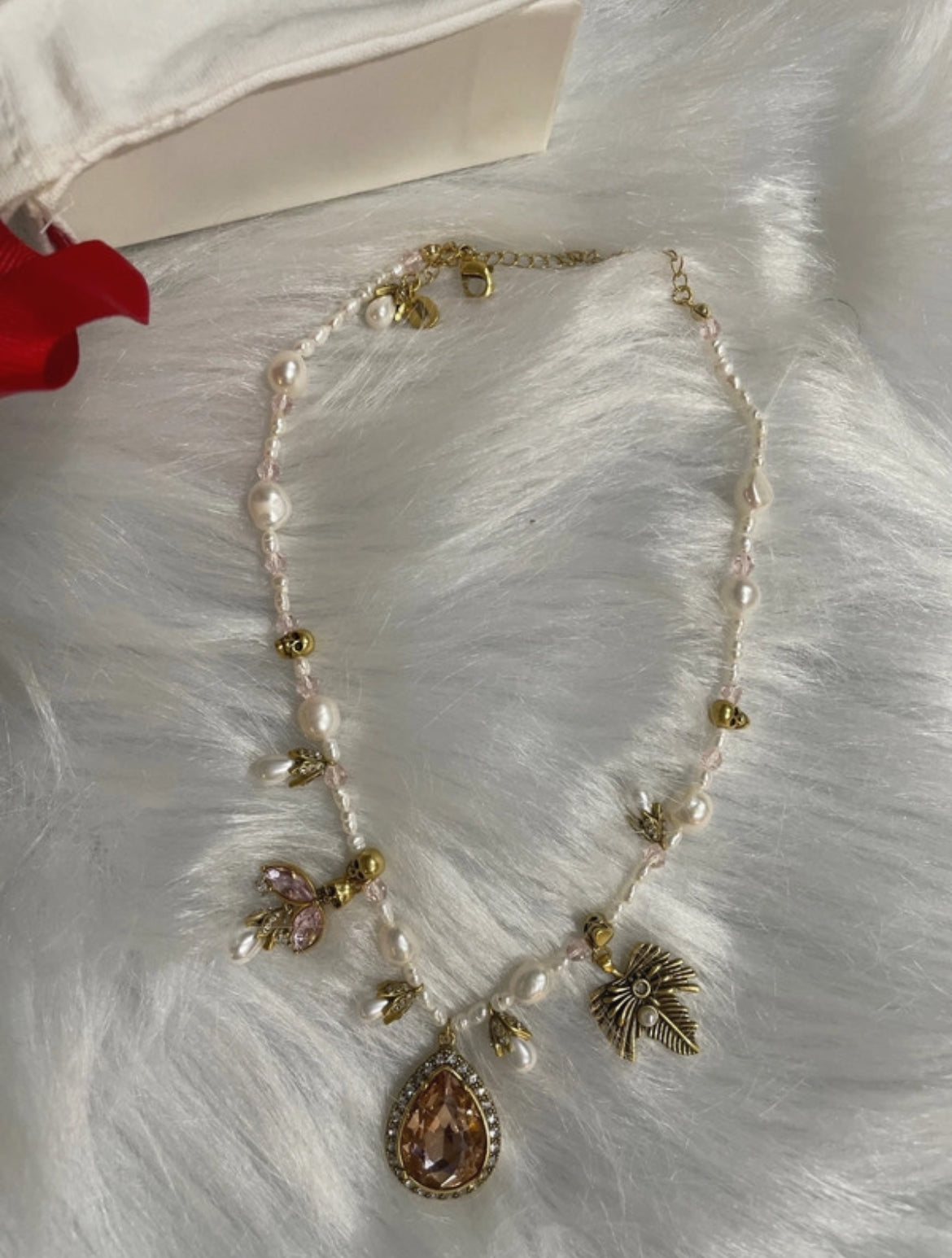 Колие Alexander McQueen с естествени перли и кристален медальон