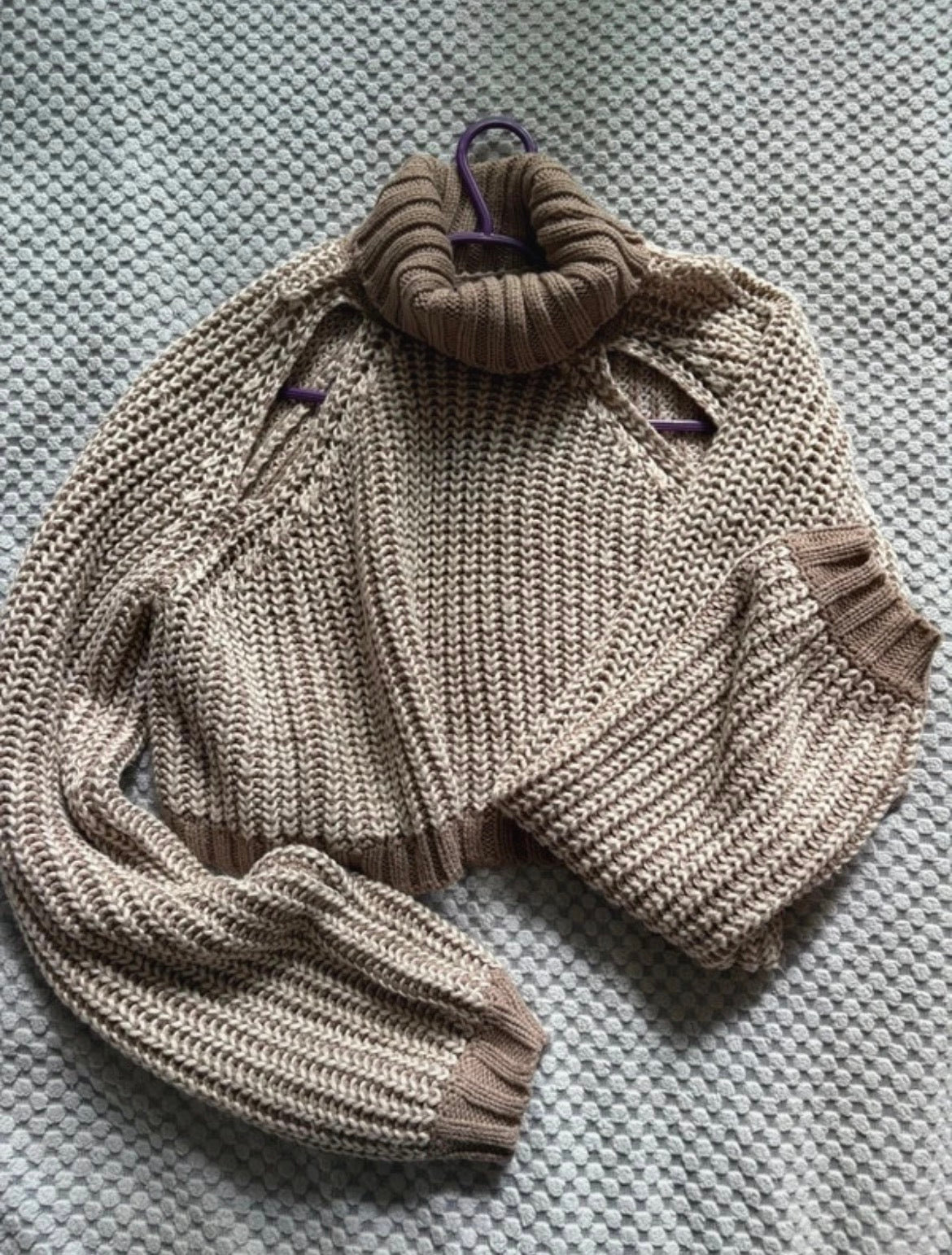 PrettyLittleThing Chunky Knit Cut-Out пуловер