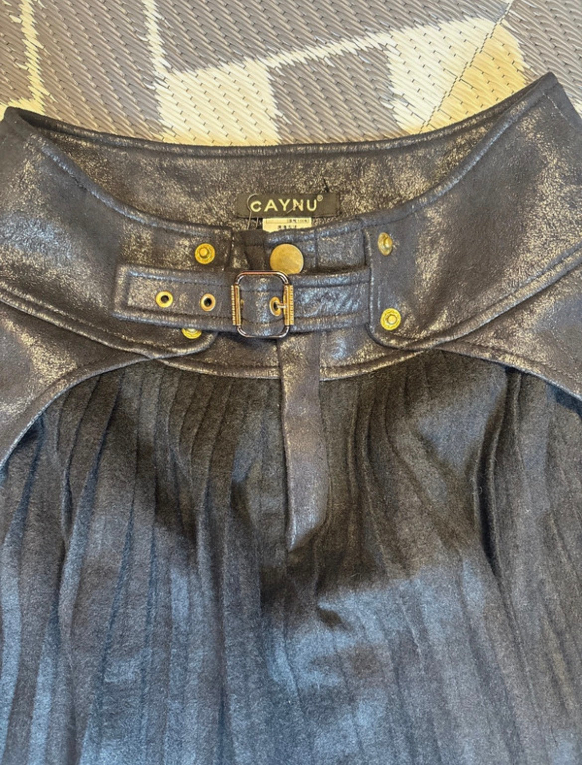CAYNU Faux Leather & Pleated пола
