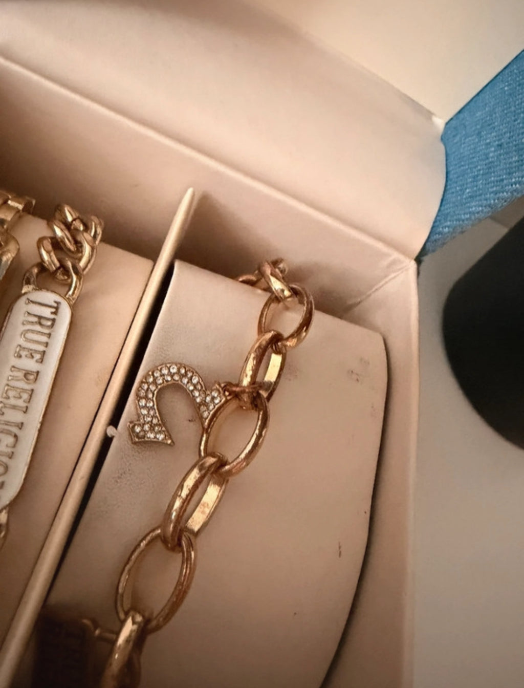 True Religion часовник с matching charm bracelet в златисто покритие