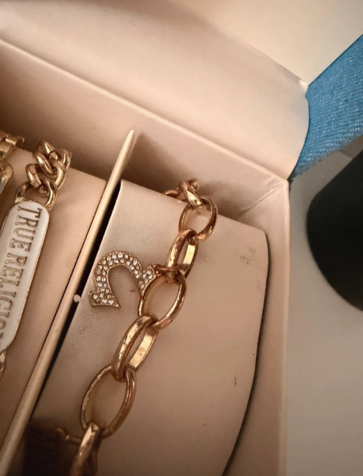 True Religion часовник с matching charm bracelet в златисто покритие