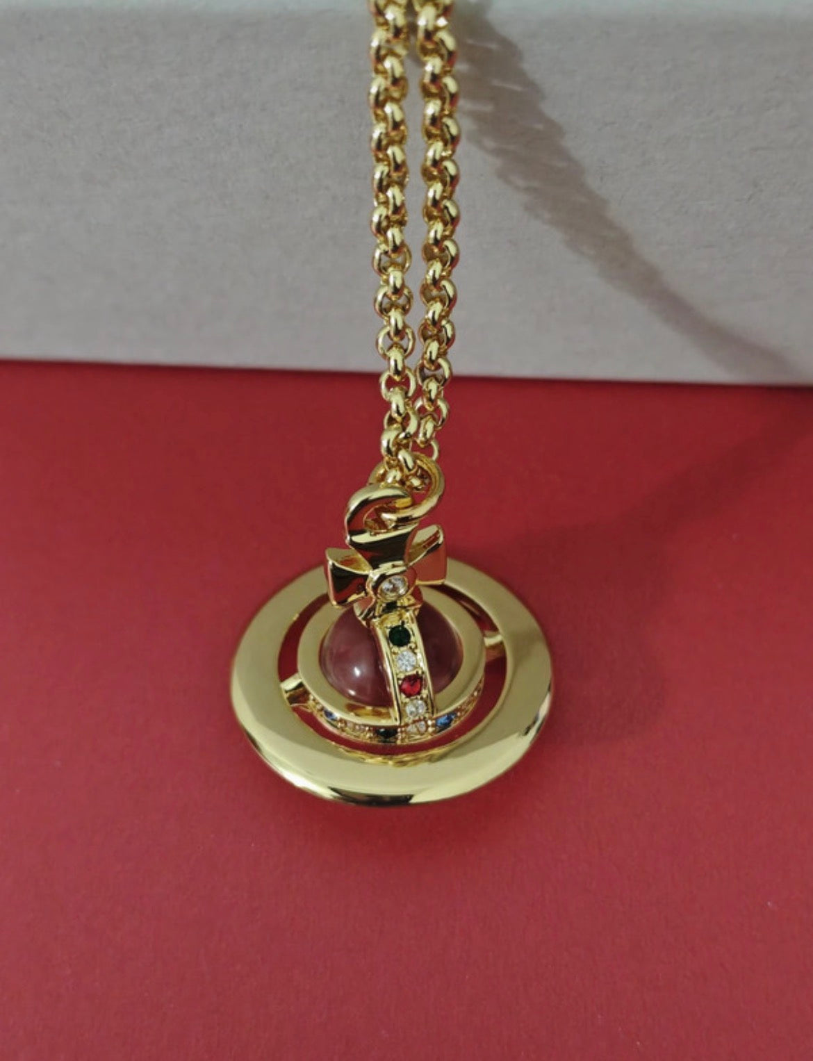 Vivienne Westwood златисто колие с Orb висулка и цветни кристали