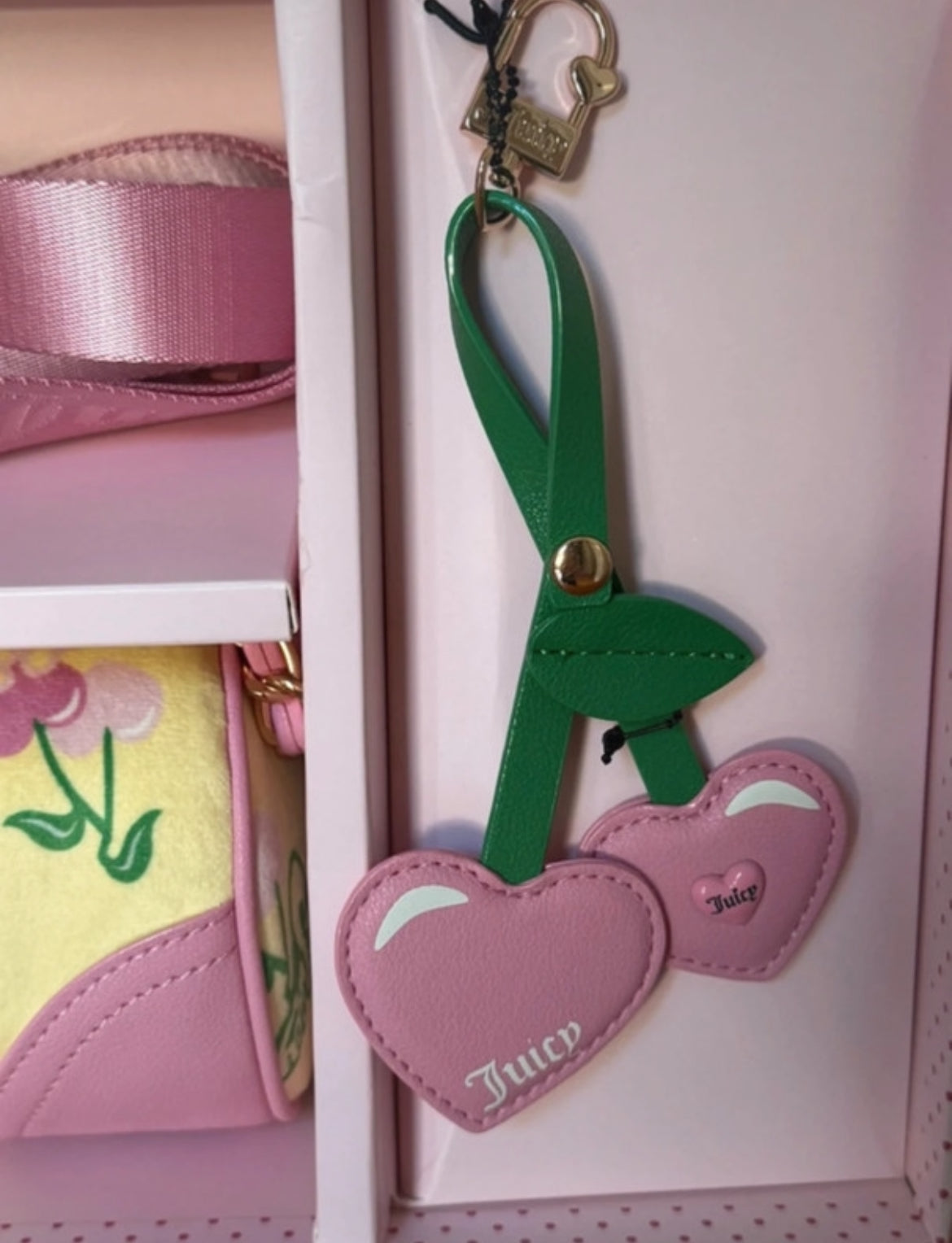 Лимитиран комплект Juicy Couture с емблематична barrel bag, мини pouch, crossbody презрамка и черешов charm