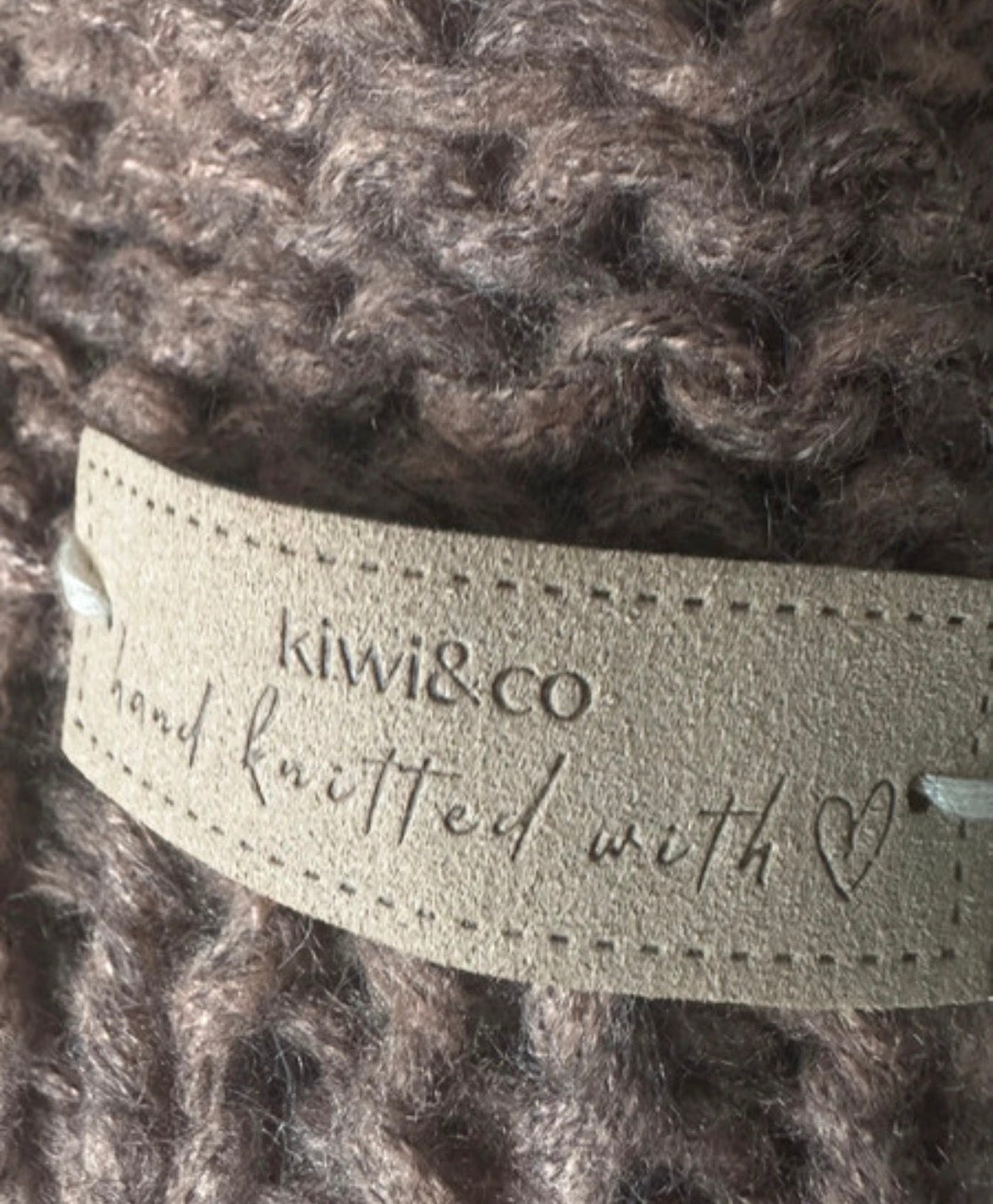 Kiwi & Co Hand-Knitted Distressed пуловер