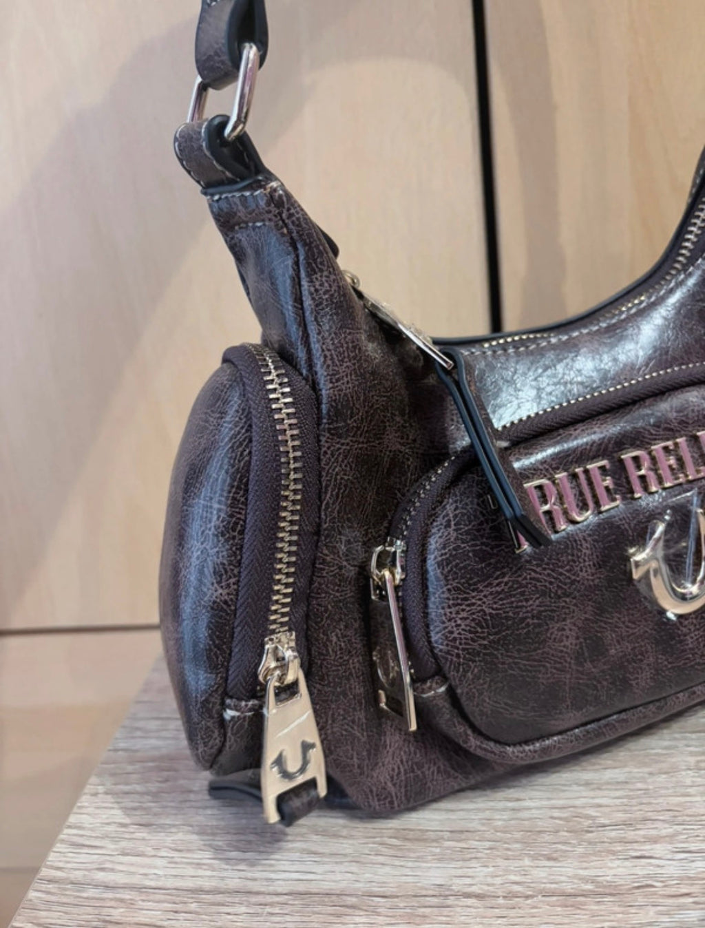 Чанта True Religion в тъмнокафяво с метално лого
