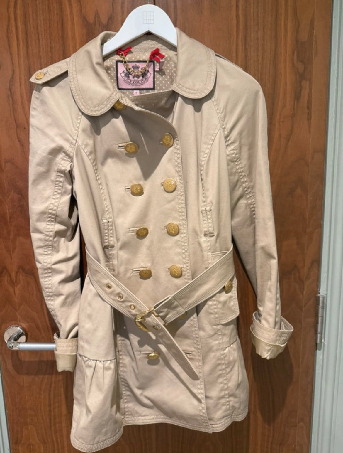 Juicy Couture Y2K бежов тренчкот със златисти копчета