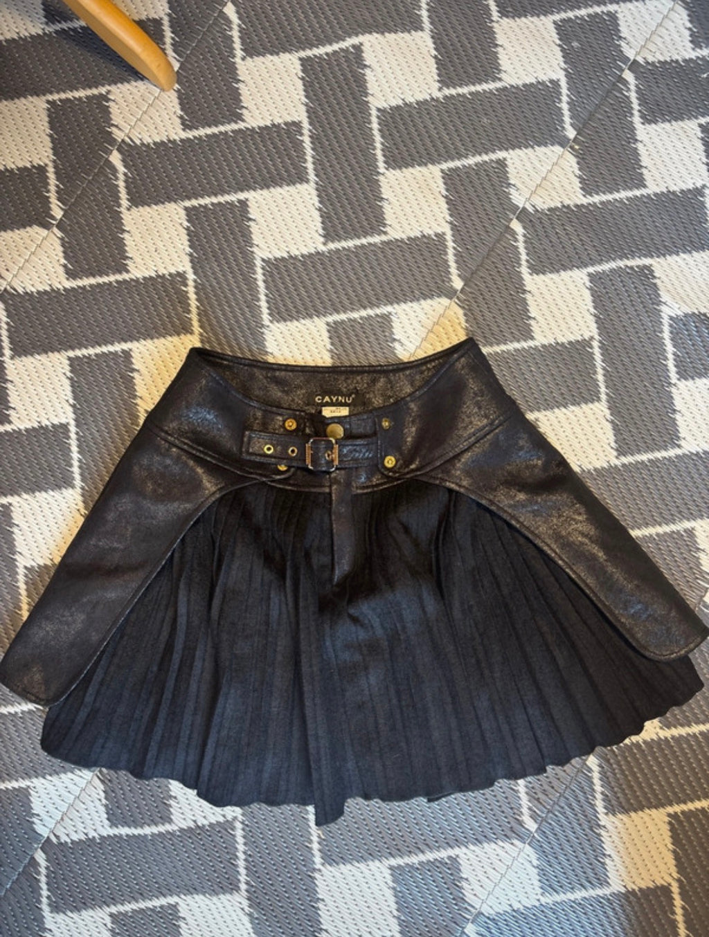 CAYNU Faux Leather & Pleated пола