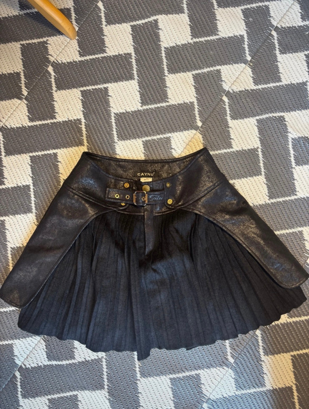 CAYNU Faux Leather & Pleated пола