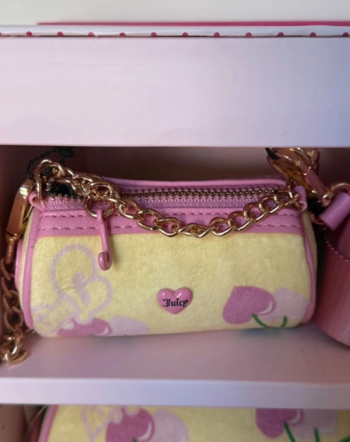 Лимитиран комплект Juicy Couture с емблематична barrel bag, мини pouch, crossbody презрамка и черешов charm