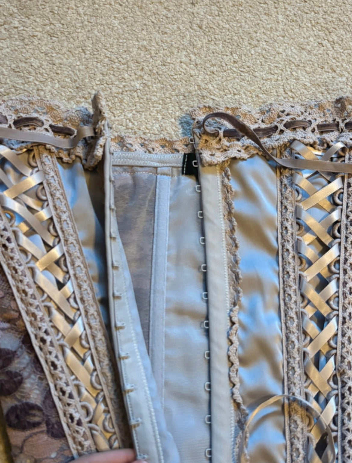 Urban Outfitters Light Before Dark корсет с дантела и сатенени връзки