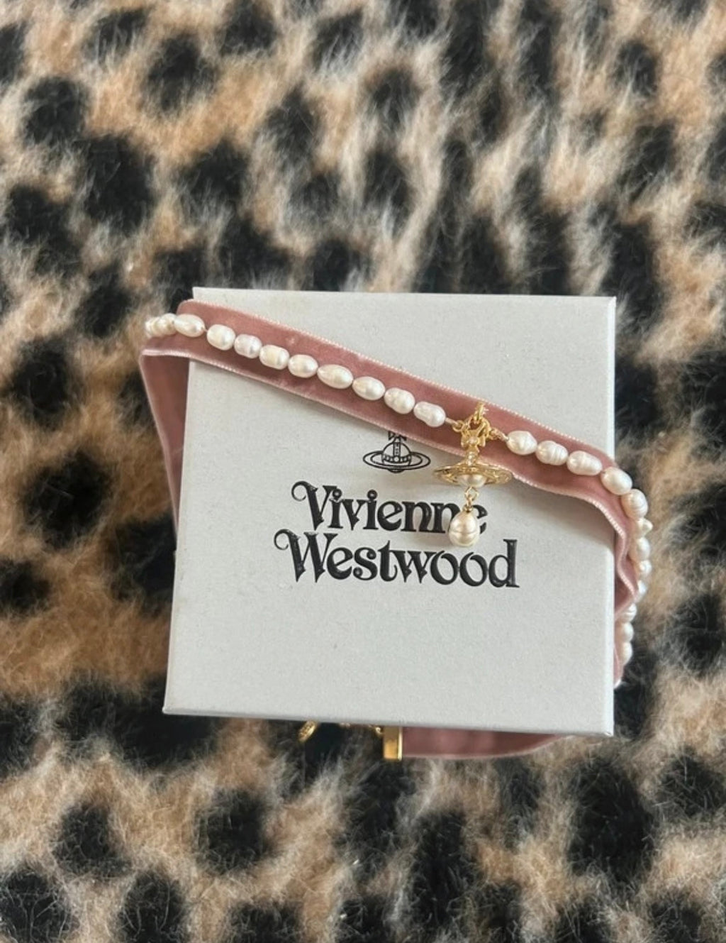Vivienne Westwood Aleksa Velvet Choker – дизайнерско колие с перли и Orb висулка
