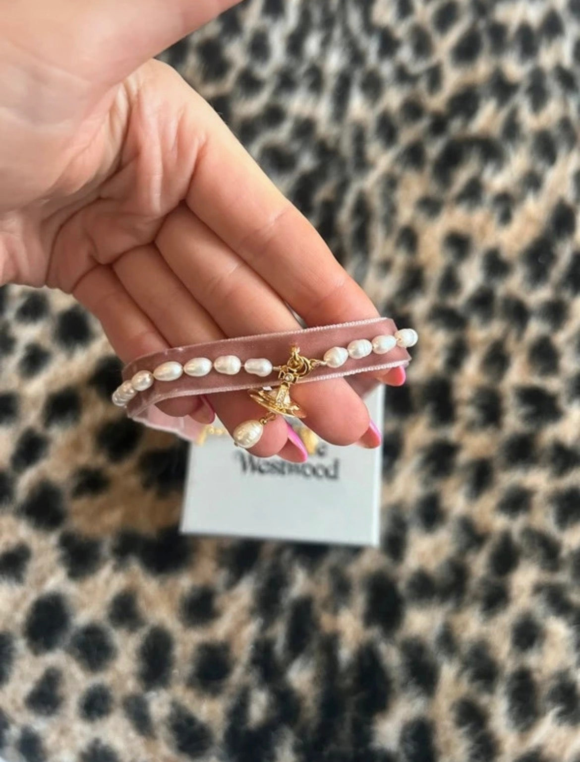 Vivienne Westwood Aleksa Velvet Choker – дизайнерско колие с перли и Orb висулка