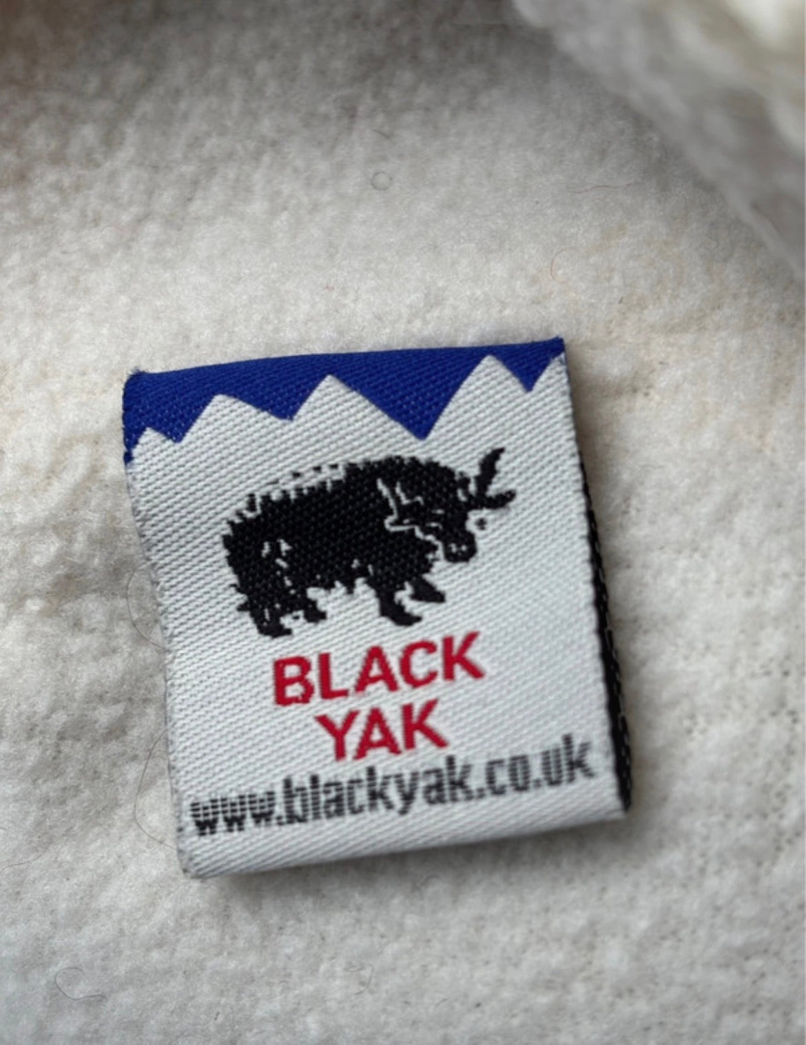 Ръчно плетена вълнена шапка Black Yak с цветни флорални апликации