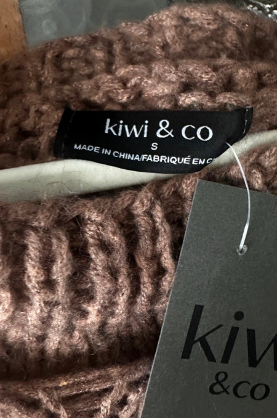 Kiwi & Co Hand-Knitted Distressed пуловер