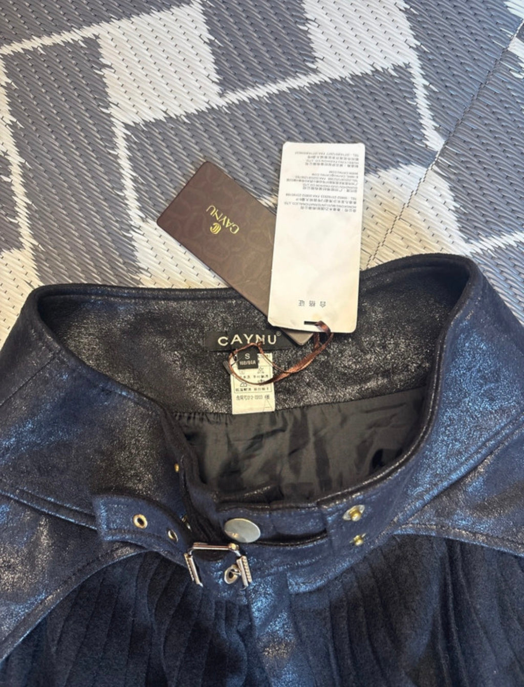 CAYNU Faux Leather & Pleated пола