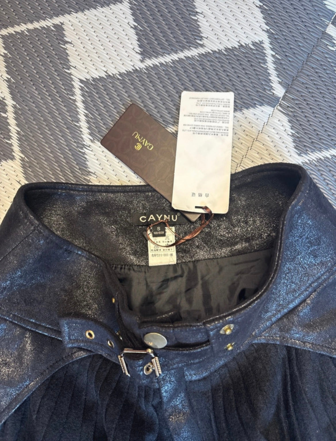 CAYNU Faux Leather & Pleated пола