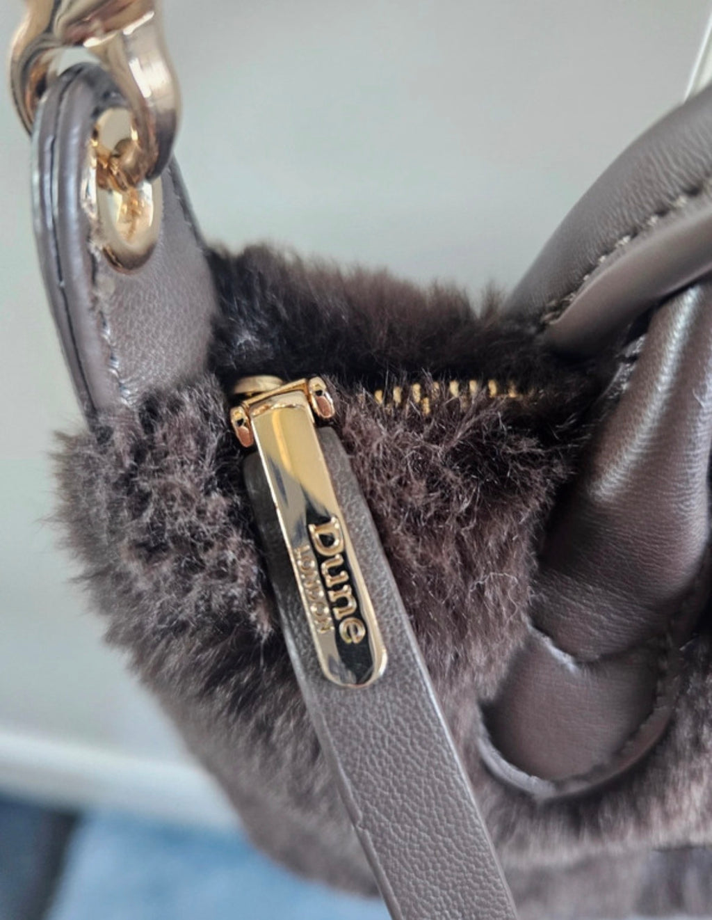 Dune Faux Fur Mini Crossbody чанта