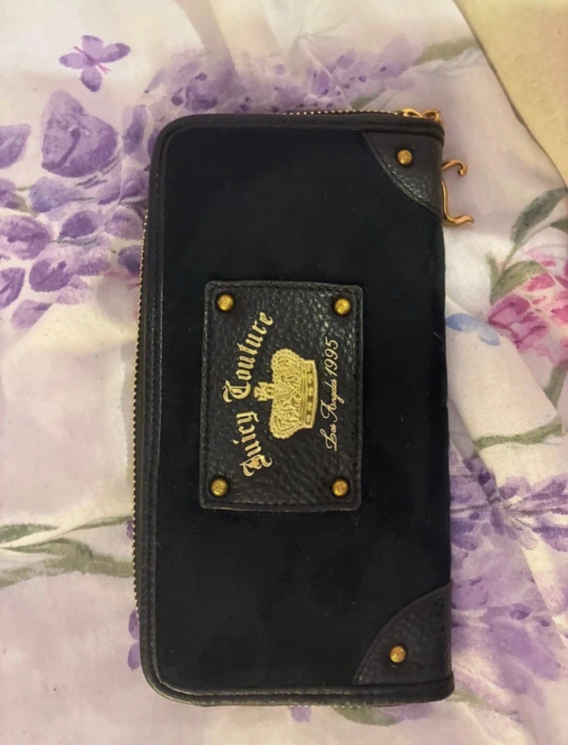 Портфейл Juicy Couture от черно кадифе със златисти детайли