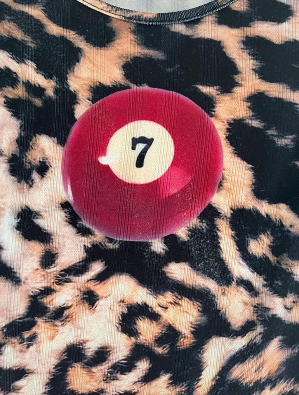 OMIGHTY Y2K топ с леопардов принт и 7 Ball графика