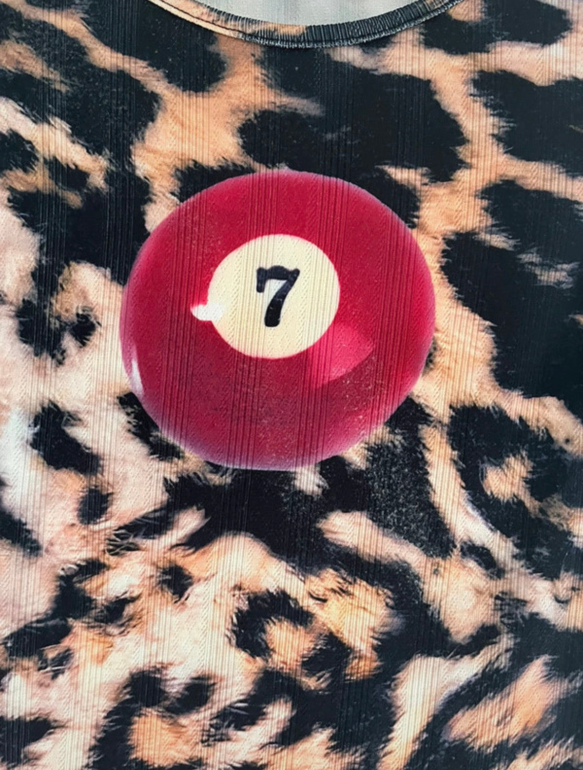 OMIGHTY Y2K топ с леопардов принт и 7 Ball графика