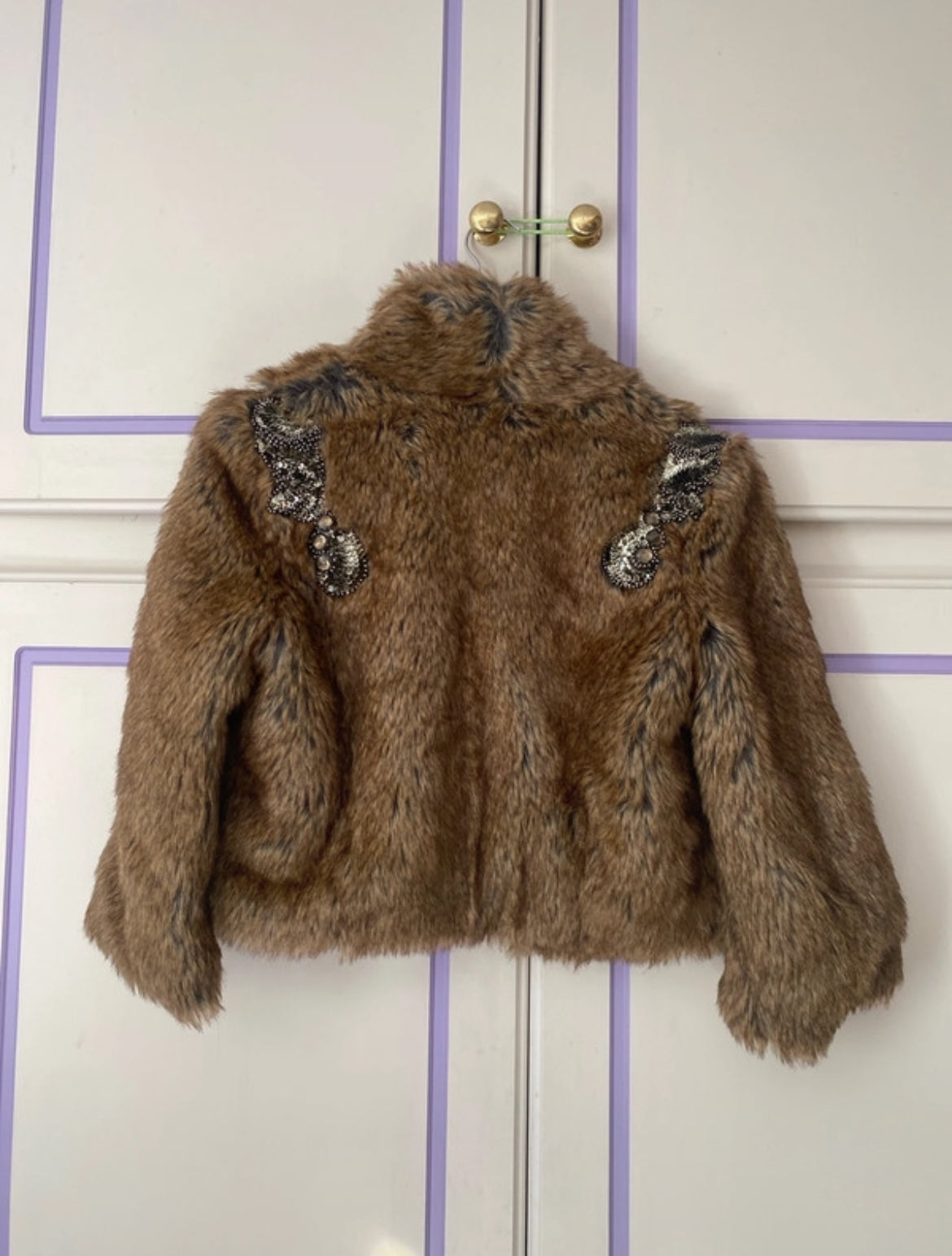 Jarlo Embellished Faux Fur Cropped яке