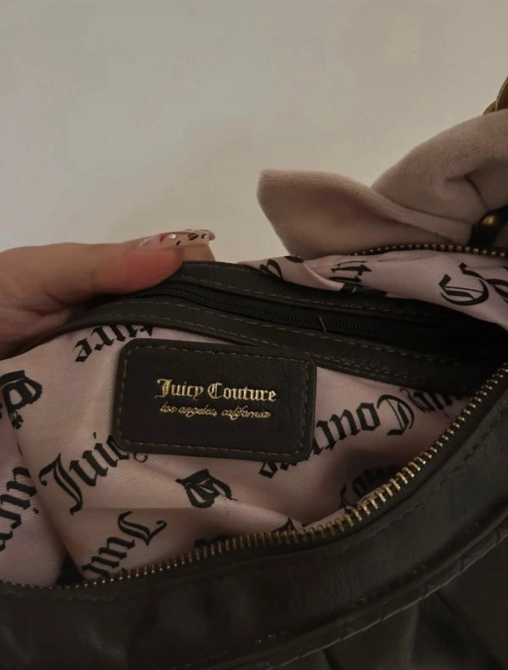 Juicy Couture Y2K кафява hobo чанта със златисти детайли