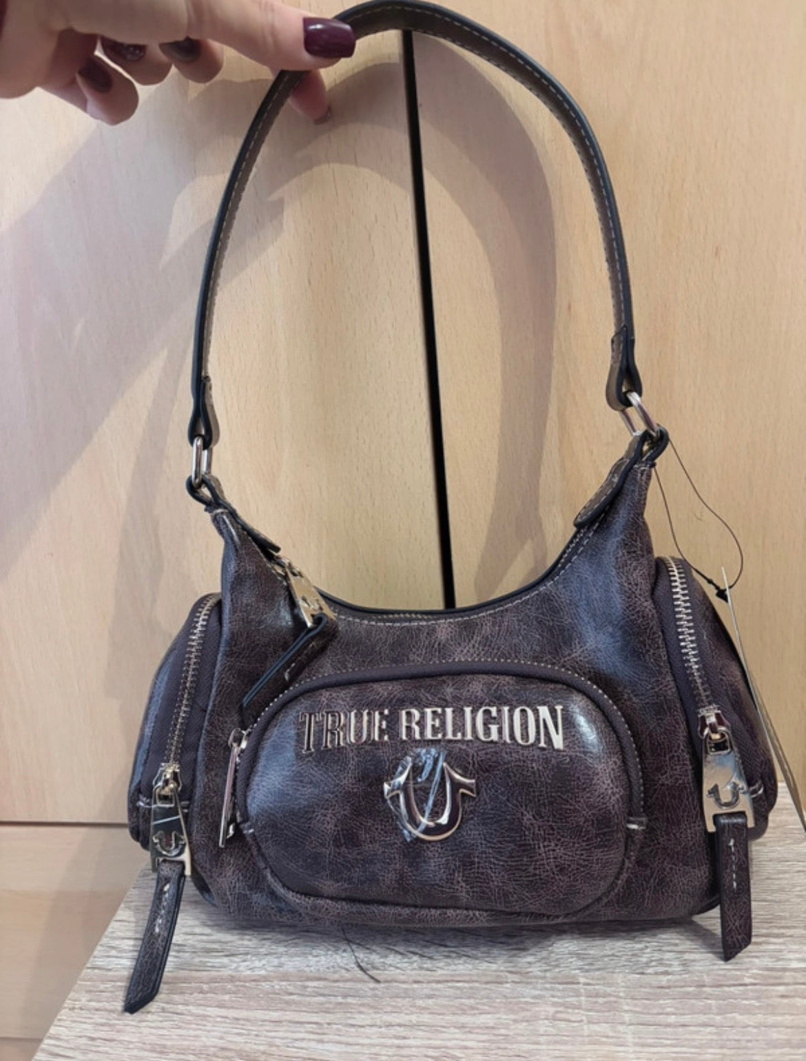 Чанта True Religion в тъмнокафяво с метално лого