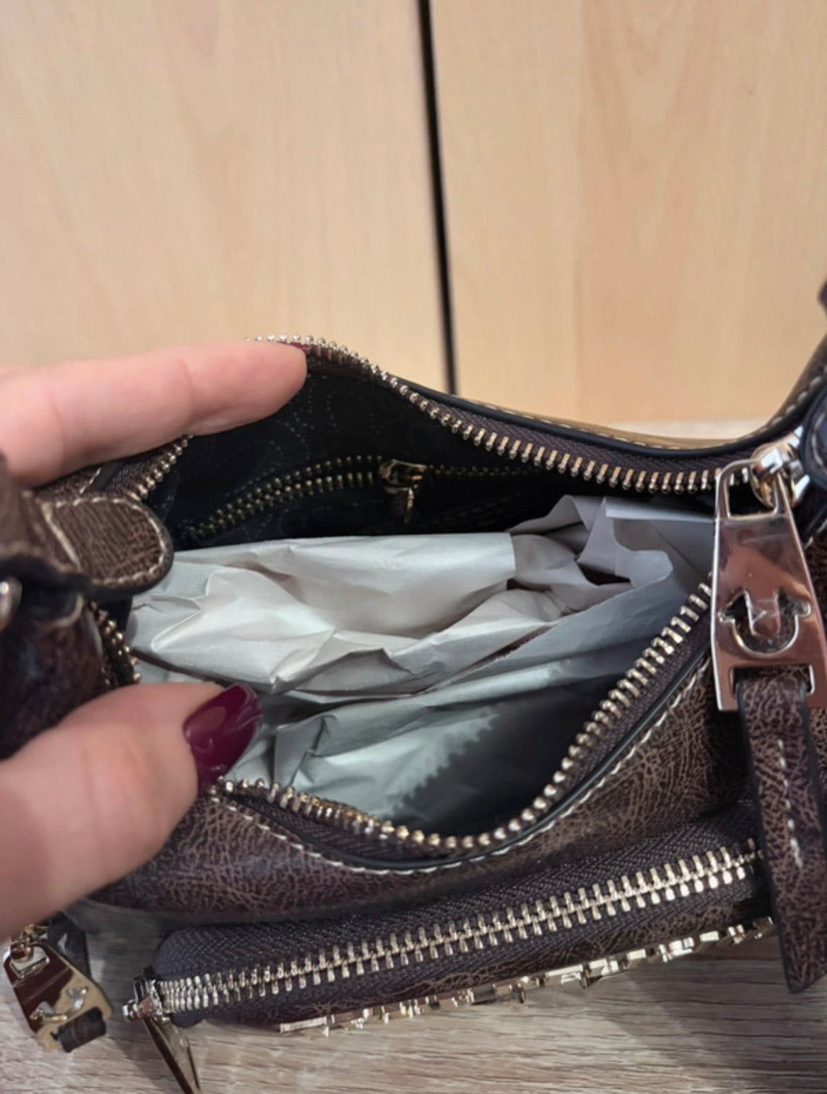 Чанта True Religion в тъмнокафяво с метално лого