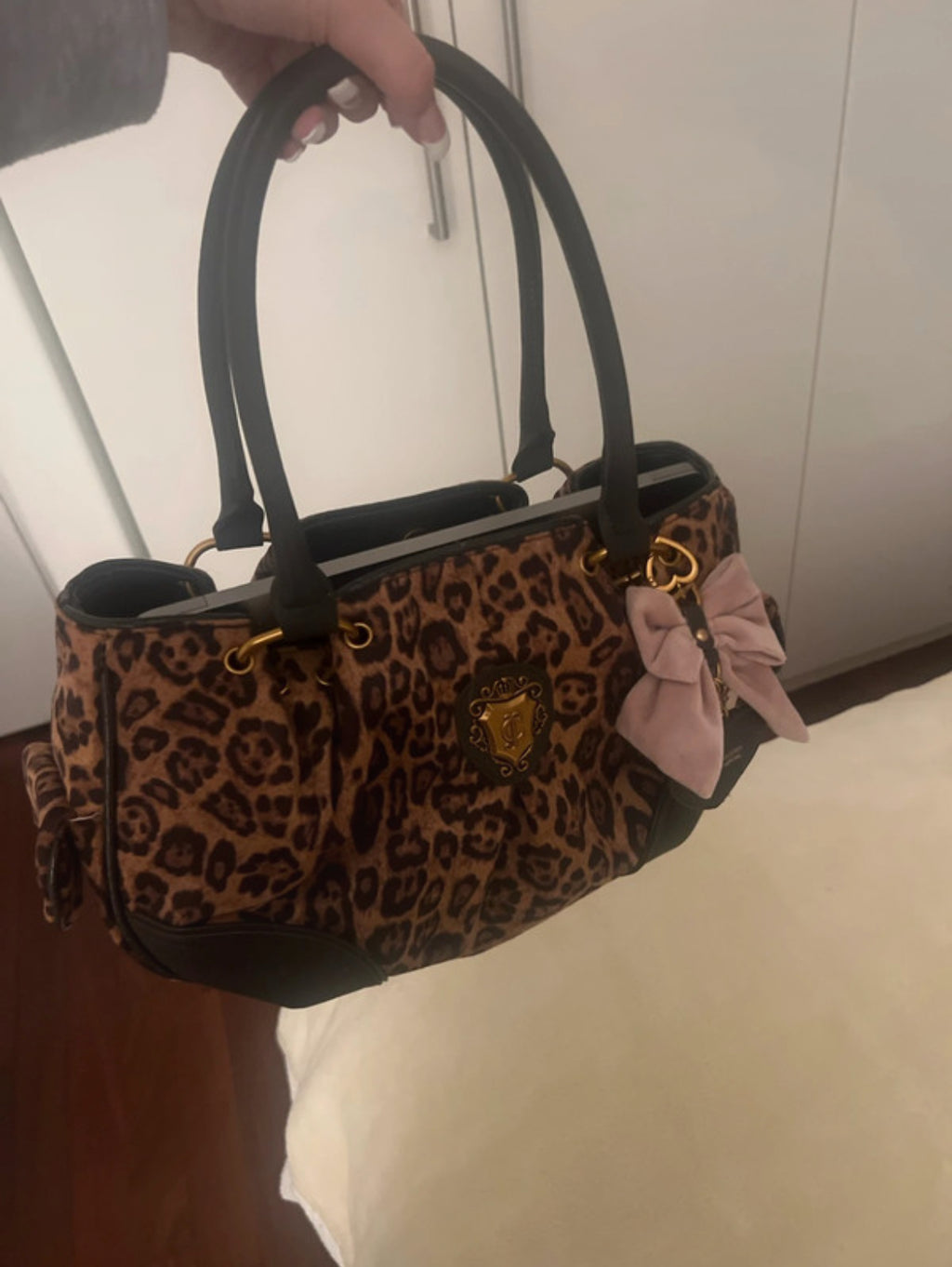 Juicy Couture леопардова bowler чанта