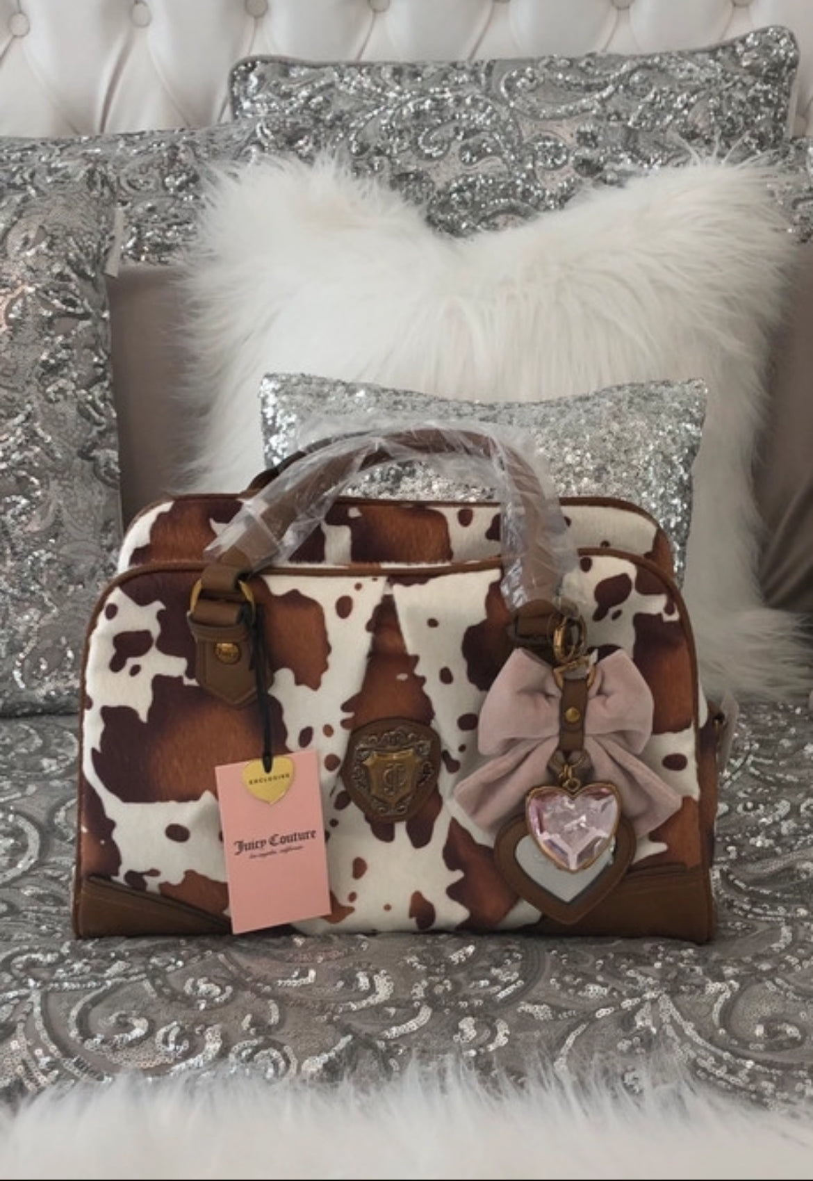 Чанта Juicy Couture Romance Cow Satchel с ефектен косъм с принт тип cow print
