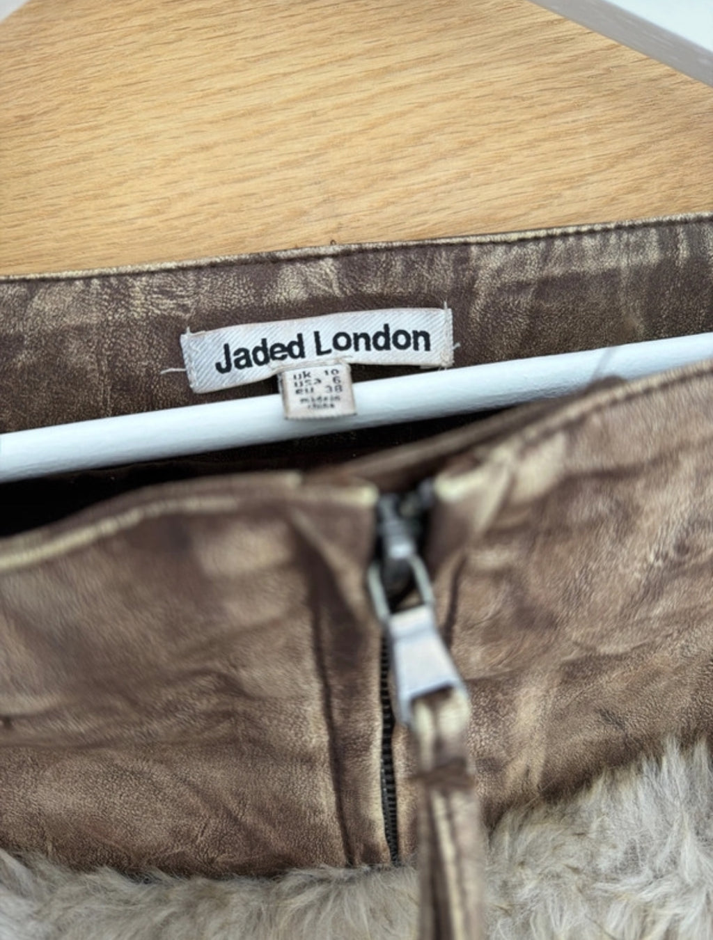 Мини пола на Jaded London, съчетаваща състарена еко кожа с ефектна пухена гарнитура по подгъва