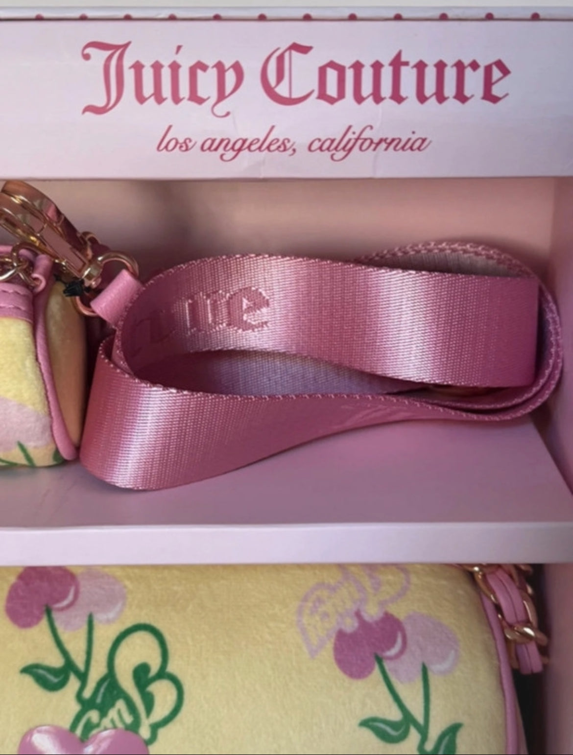 Лимитиран комплект Juicy Couture с емблематична barrel bag, мини pouch, crossbody презрамка и черешов charm