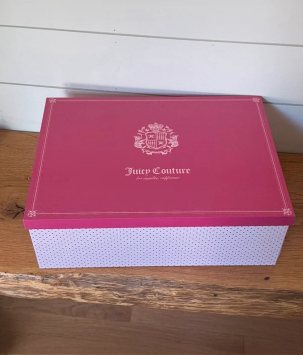 Лимитиран комплект Juicy Couture с емблематична barrel bag, мини pouch, crossbody презрамка и черешов charm