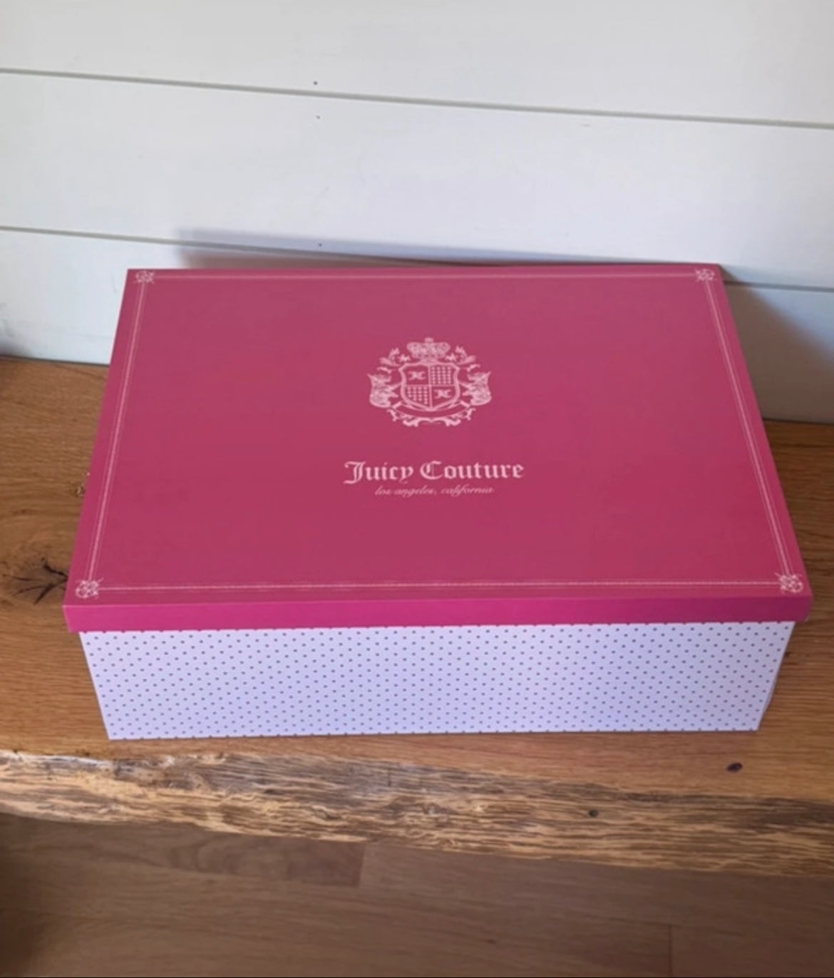 Лимитиран комплект Juicy Couture с емблематична barrel bag, мини pouch, crossbody презрамка и черешов charm
