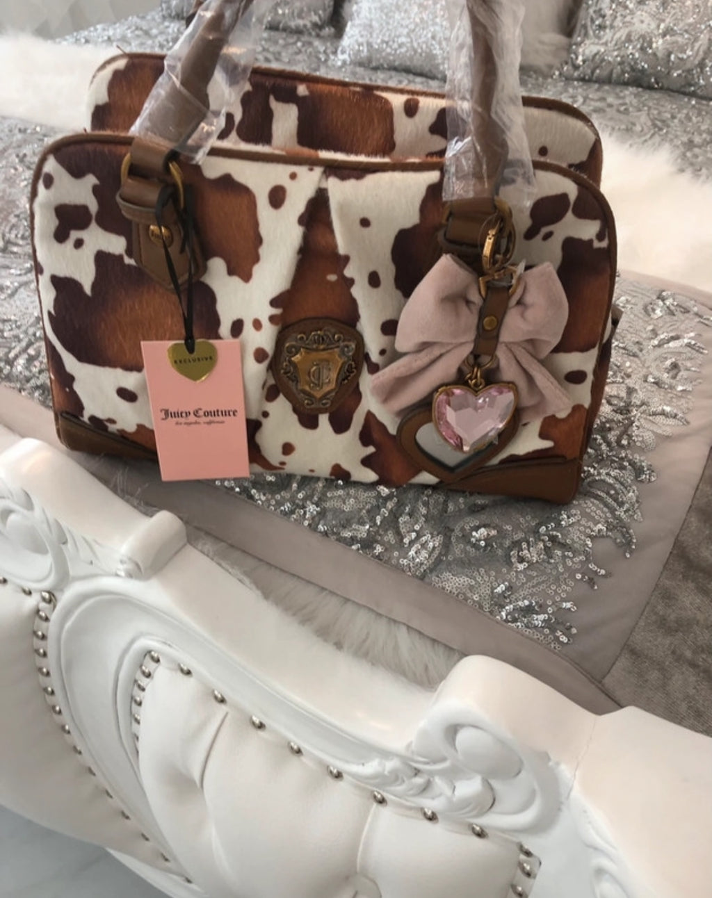 Чанта Juicy Couture Romance Cow Satchel с ефектен косъм с принт тип cow print