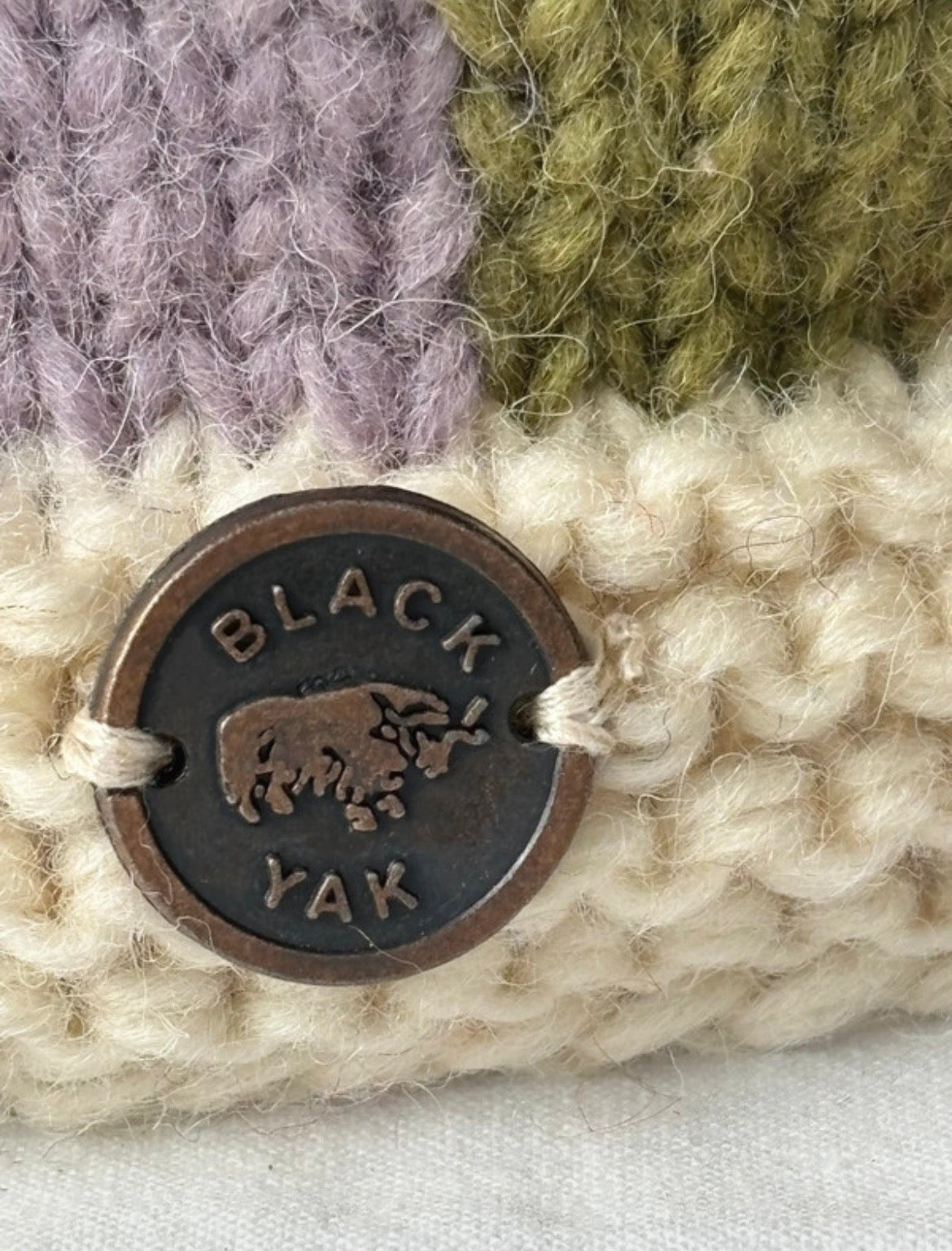 Ръчно плетена вълнена шапка Black Yak с цветни флорални апликации