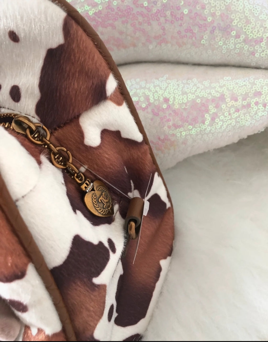 Чанта Juicy Couture Romance Cow Satchel с ефектен косъм с принт тип cow print