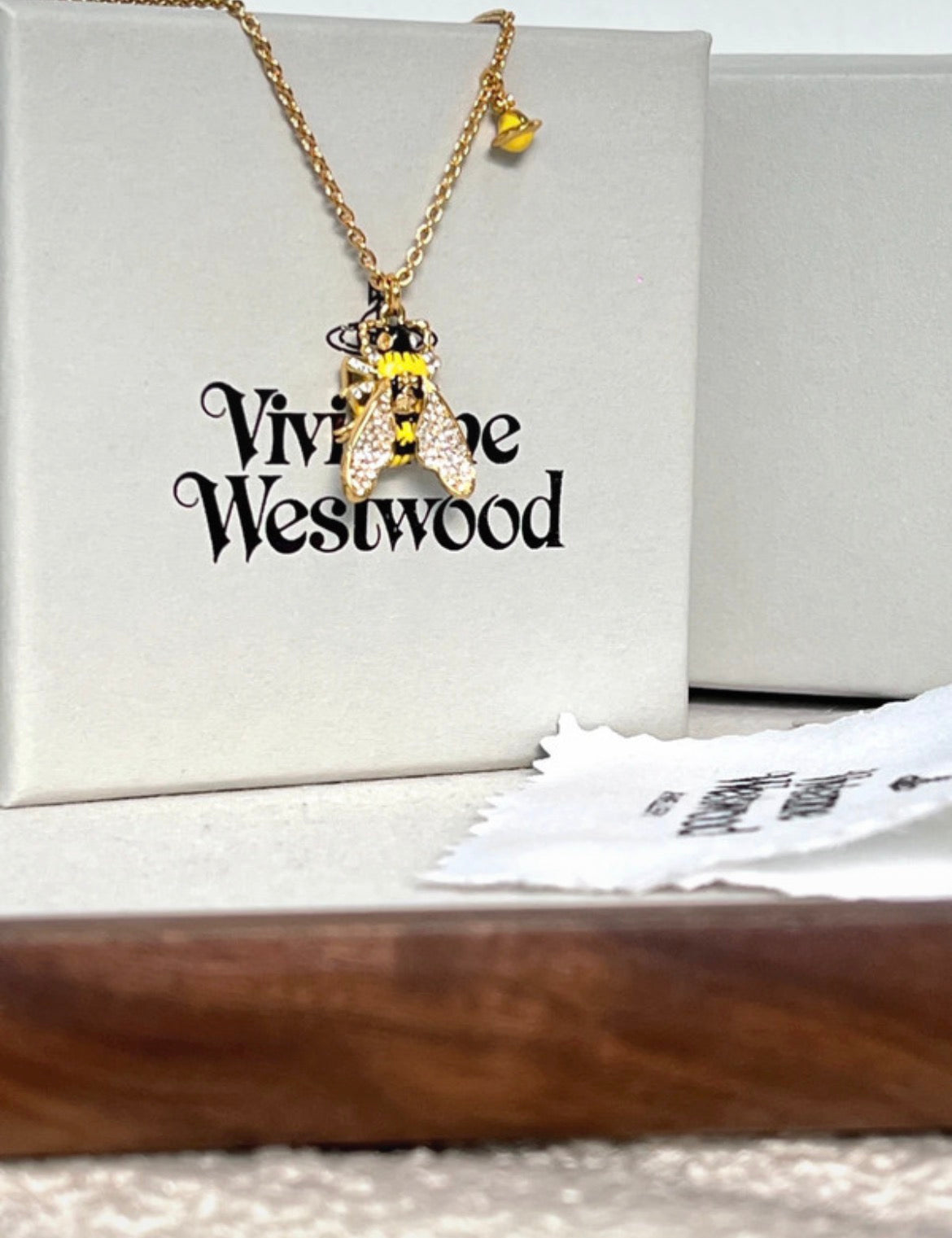 Vivienne Westwood Bee Necklace – златисто колие с пчела и кристали